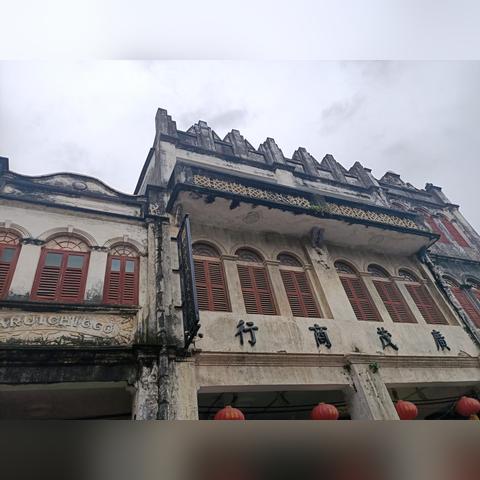 (沧海一声笑滔滔两岸潮什么意思)沧海一声笑 哈哈 滔滔：风浪起，笑看世事变幻，潮起潮落任自然