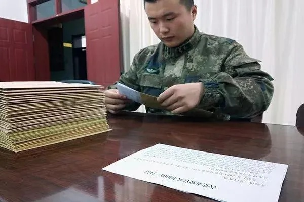 战争前线牌兵布阵中,千里传递思念:等待送达的家书里的亲情和坚定