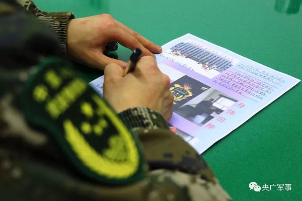 战争前线牌兵布阵中,千里传递思念:等待送达的家书里的亲情和坚定 战争前线牌兵布阵中,千里传递思念:等待送达的家书里的亲情和坚定