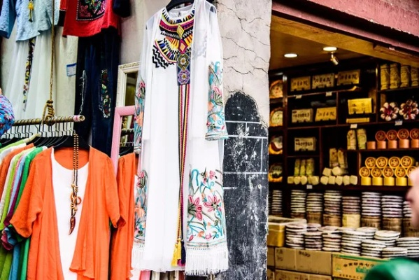 (吉普赛服饰)揭秘吉普赛特色美美小店:感受风格独特的手工艺与文化魅力 (吉普赛服饰)揭秘吉普赛特色美美小店:感受风格独特的手工艺与文化魅力