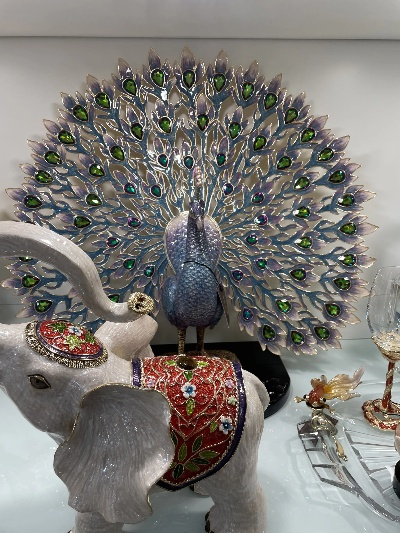 探秘奇趣博物馆：珐琅孔雀摆件的璀璨光彩与匠心巧夺天工的艺术魅力