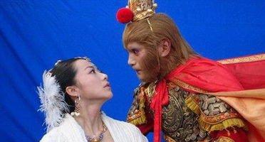 (孙悟空和白骨精恋爱)白骨精与孙悟空深情亲吻，悟空陷入爱情的迷幻世界