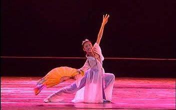 (小燕子飞儿歌舞蹈教学视频教程)飞舞在音符间：走进《下 小燕子》的儿歌诗意世界