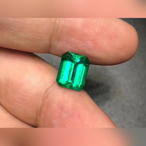 深入探索：绿色玉石的种类、价值及鉴别方法——主要以祖母绿和翡翠为例