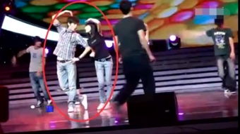 一起手拉手共舞，我们的心同频共振，甜蜜如初恋，热烈如烈日畅舞