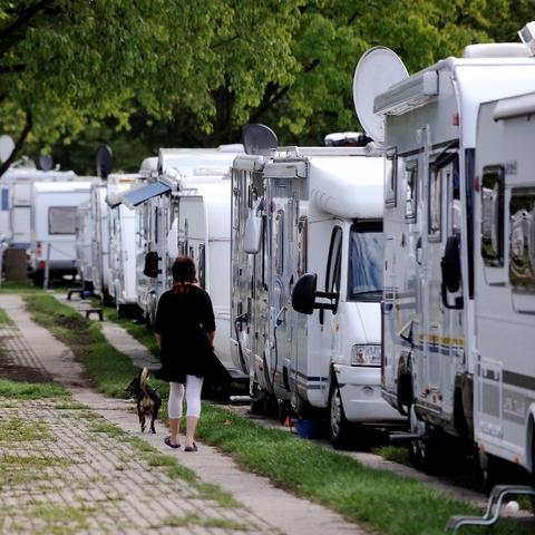 (逃离异域电影)逃离异域：在陌生土地上寻找自我与归属的心路历程