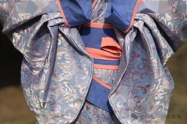 帮我拓展下战国布武国际服：最新潮流时尚，国际服装品牌，让你尽显战国风采