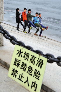 (一脚踢翻尘世路)一脚踢翻尘世界,两肩担起古今愁的沉重责任 (一脚踢翻尘世路)一脚踢翻尘世界,两肩担起古今愁的沉重责任